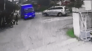 Canh oto bi xe lua tong khi bang qua duong tai Phu Yen hinh anh