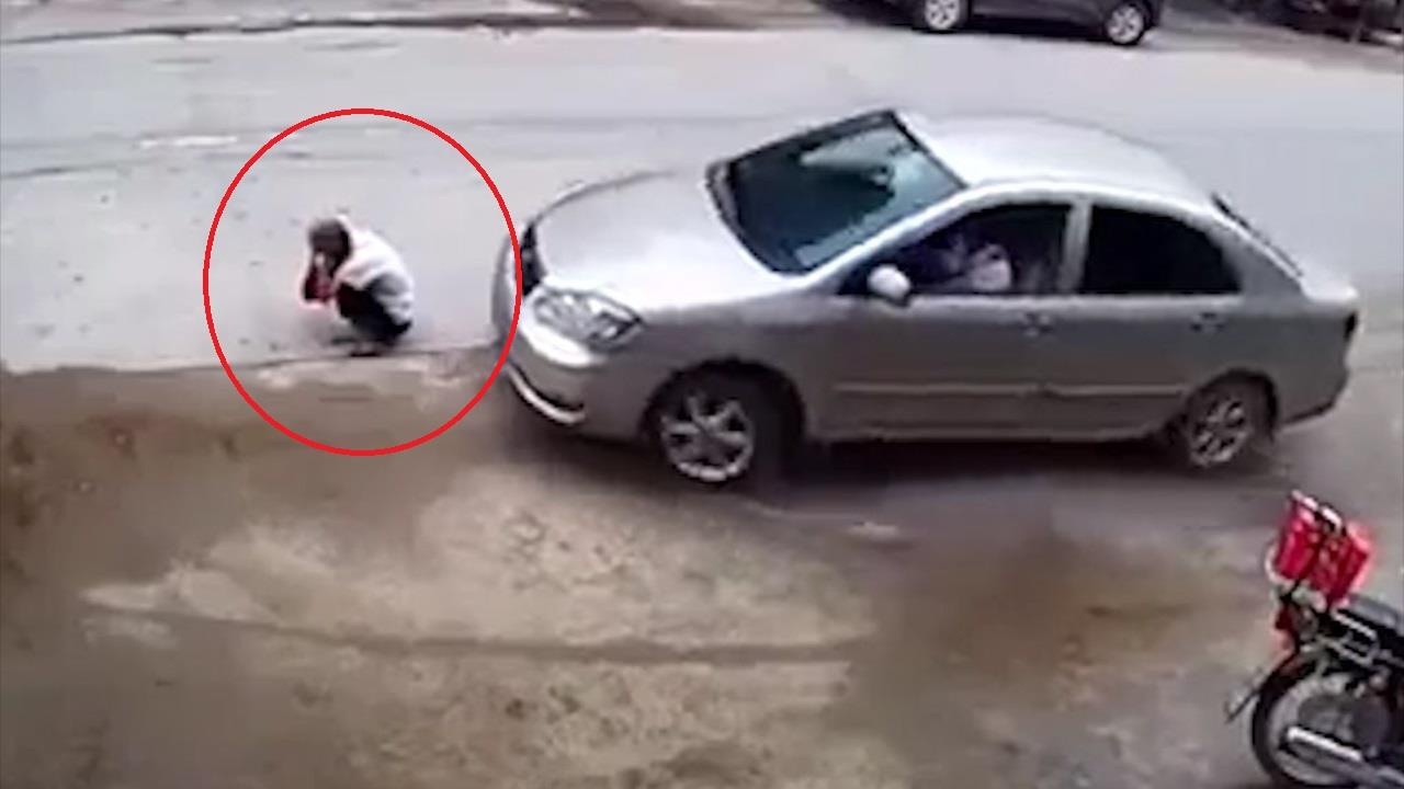 Ngoi xom truoc mui oto, cu ong bi xe tong trung hinh anh