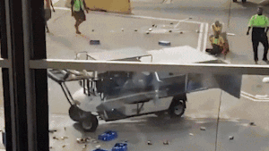 Xe cho hang cua san bay My xoay vong vi mat kiem soat hinh anh