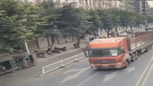 Xe tai mat kiem soat dam vao toa nha gay ra vu chay lon hinh anh