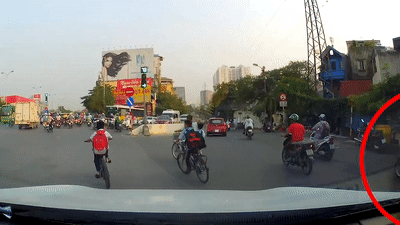 Hoc sinh di xe dap suyt gap hoa vi tat dau oto hinh anh