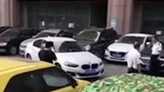 Do chan loi di, xe BMW bi tai xe lai Mazda huc lien tuc hinh anh