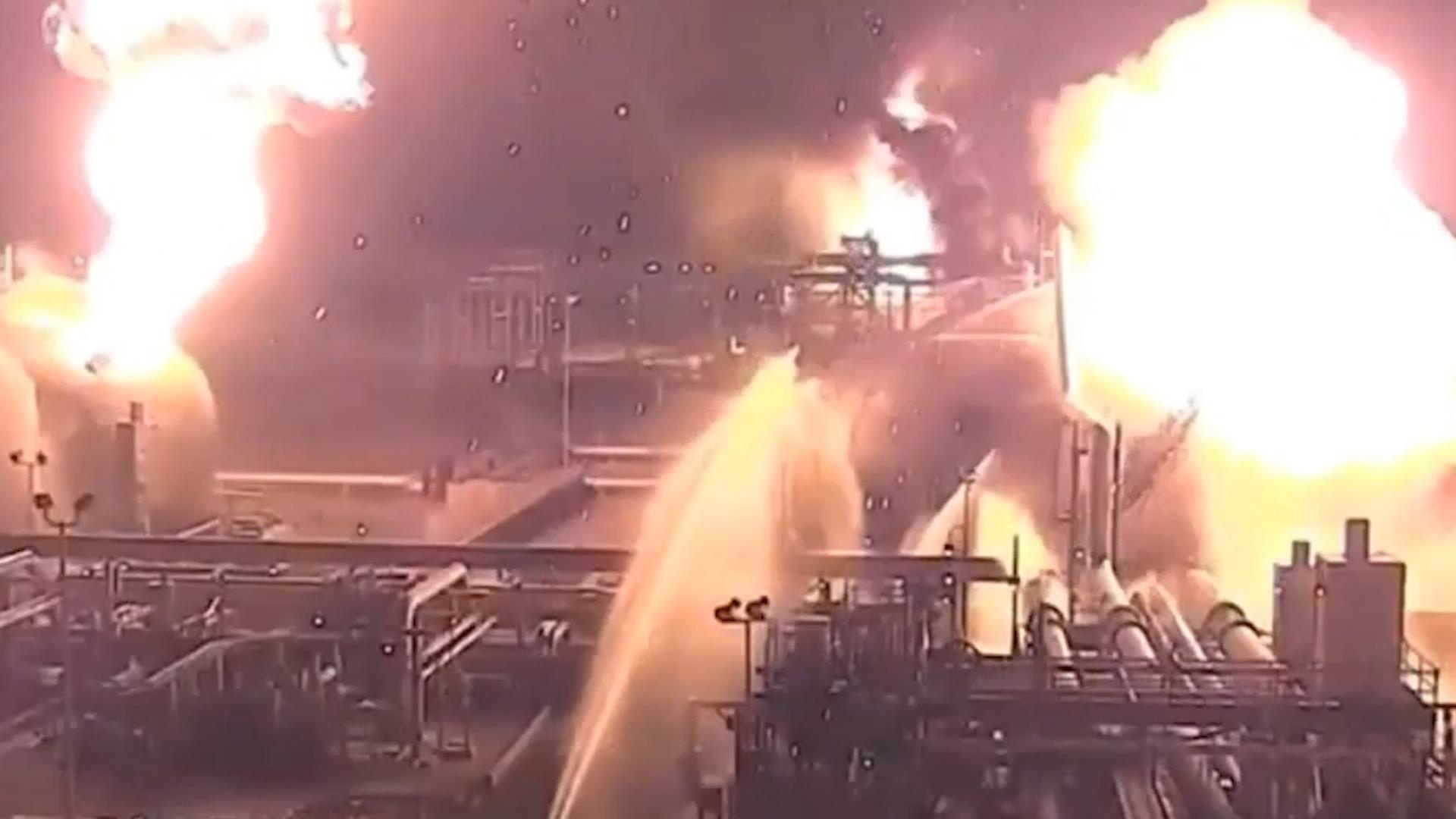 Canh tuong nha may dau Saudi Arabia trung hang loat ten lua hinh anh