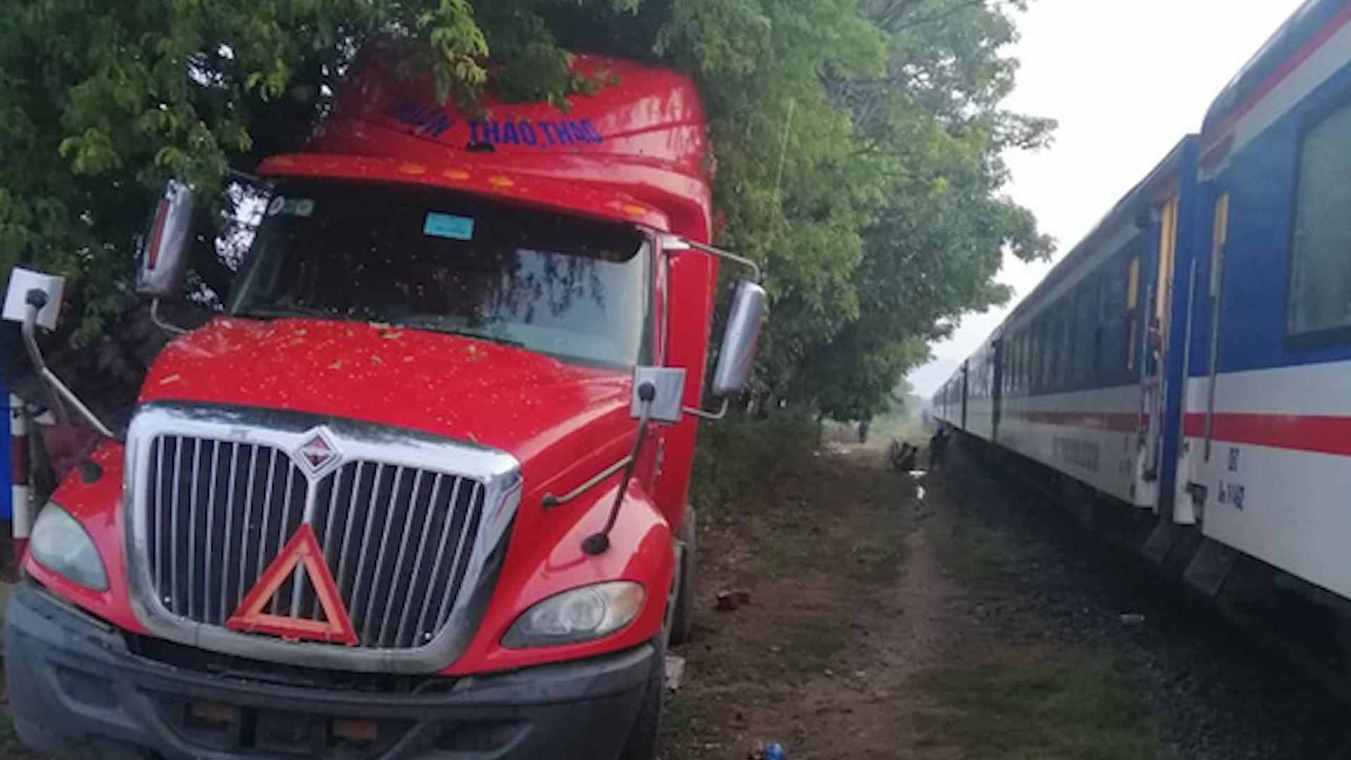 Tau khach va xe dau keo vuot au, container dinh chat dau may hinh anh