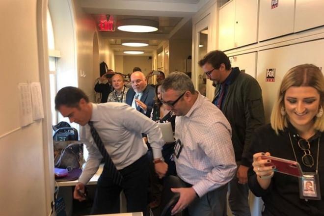 Chuot gay hon loan cuoc hop bao o Nha Trang hinh anh