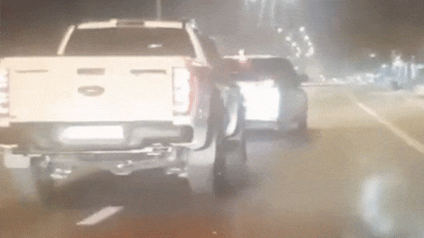 Tai xe oto bi danh vi lai xe lang lach truoc ban tai hinh anh