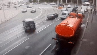 Dap nham chan ga, tai xe tong hang loat oto tren duong hinh anh