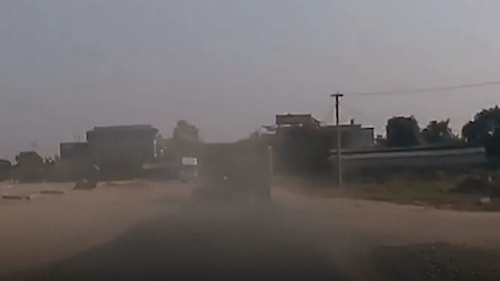 Nguoi di xe may suyt mat mang vi muon vuot xe tai hinh anh