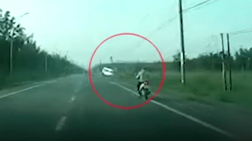 Xe khach 16 cho mat lai, dam do cot dien o Dong Nai hinh anh