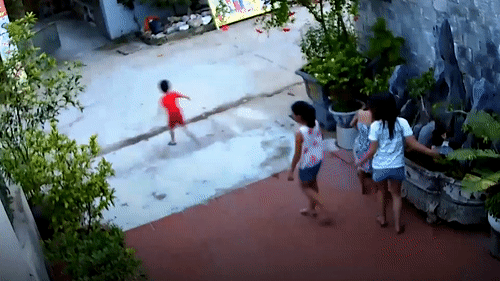 Be trai chay sang duong bi xe may tong vang ca chuc met hinh anh