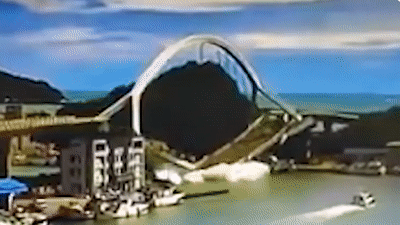 Cay cau bat ngo sap, de bep nhieu tau ca o Dai Loan hinh anh