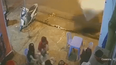 Nap thung xe ban tai bay vao mam com ca gia dinh dang an hinh anh