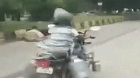 Cau be 8 tuoi phong xe may nguoi lon di giao sua hinh anh