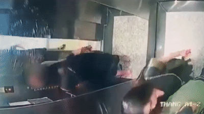 Nguoi phu nu che cho ke te bay trong thang may hinh anh