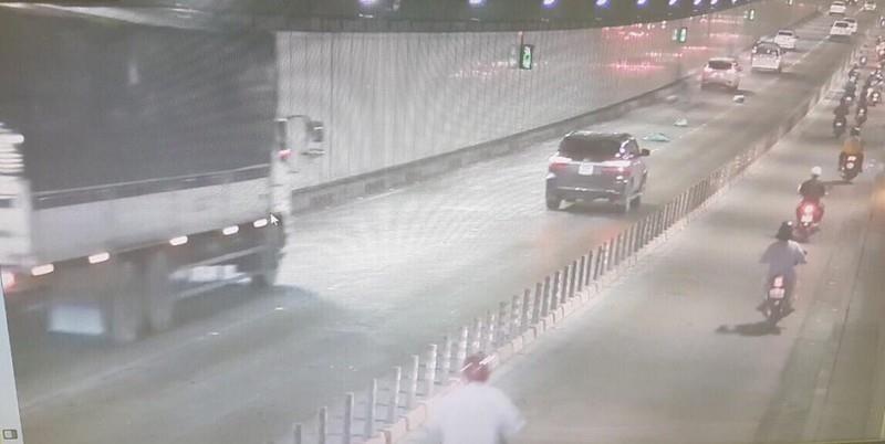 Xe tai lam roi bao tro gay bui mu mit trong ham Thu Thiem hinh anh