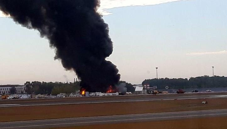 Phao dai bay tu The chien II roi tai san bay o My, 7 nguoi chet hinh anh