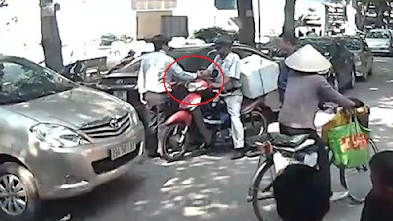 Va cham khi tham gia giao thong, tai xe oto chu dong bat tay lam hoa hinh anh