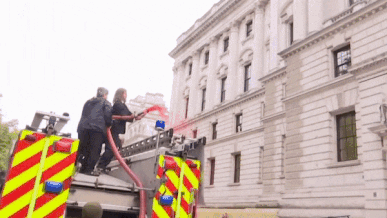 Cac nha hoat dong Anh lo tay ‘tam mau’ ca con duong o kho bac hinh anh