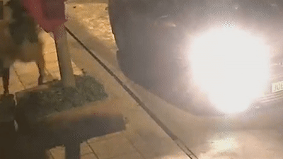 Nguoi dan ong di oto bung trom chau hoa su giua dem hinh anh