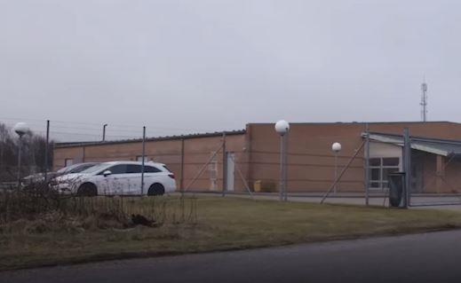 Ben trong ngoi nha ven bien ket noi Internet cho ca the gioi hinh anh