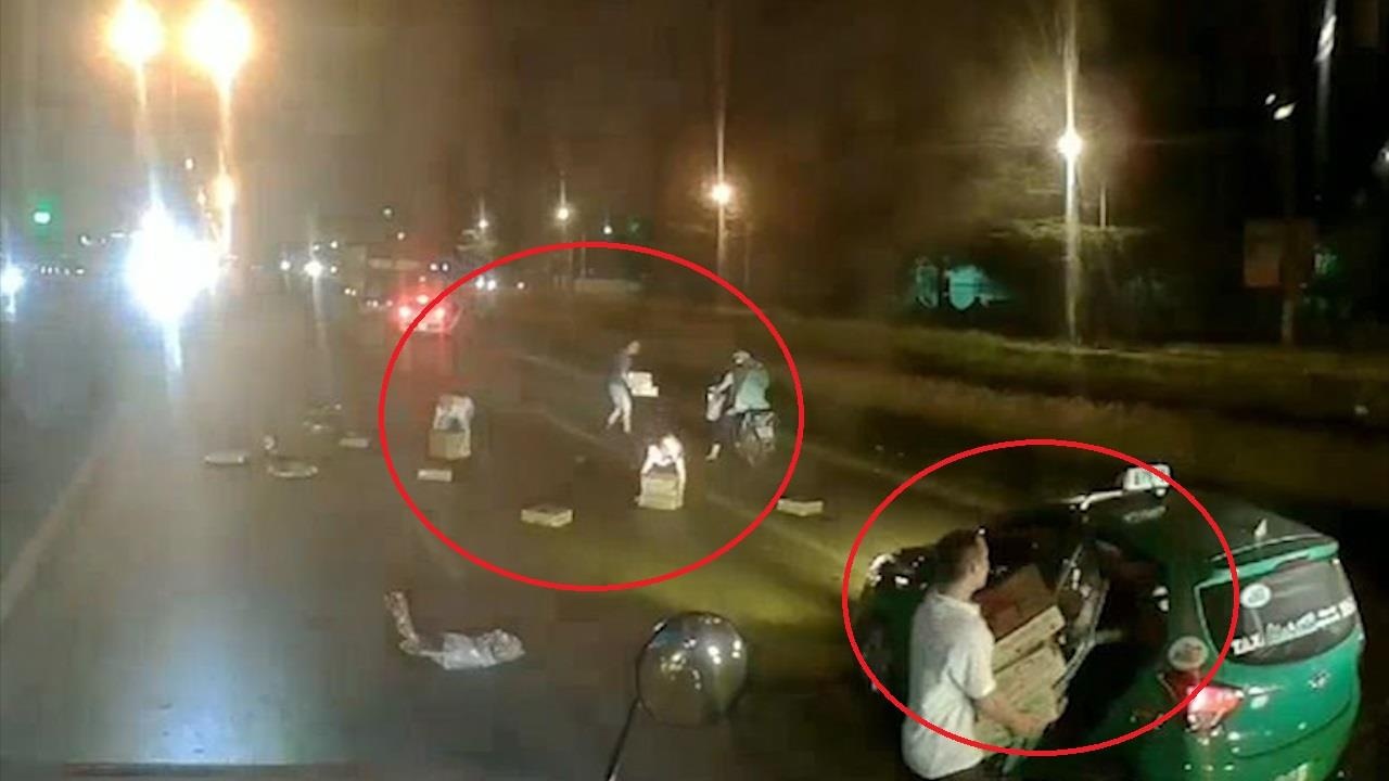 Dung oto hoi cua tu xe tai roi xuong hinh anh