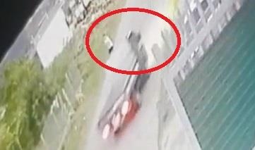 Xe tai vuot au dam nguoi nguy kich roi bo tron hinh anh