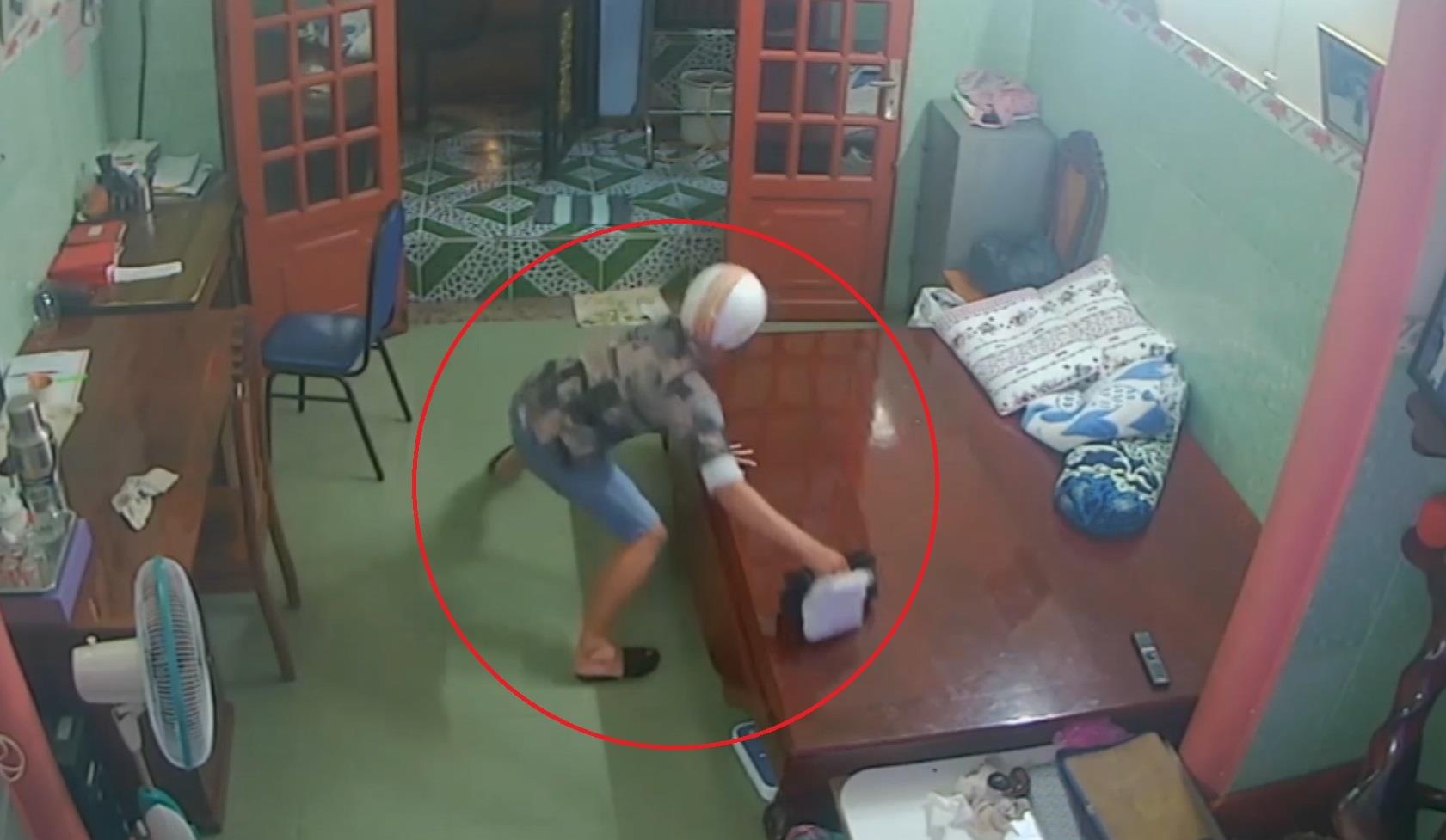 Trom len vao nha dan lay tui xach 1 ty dong hinh anh