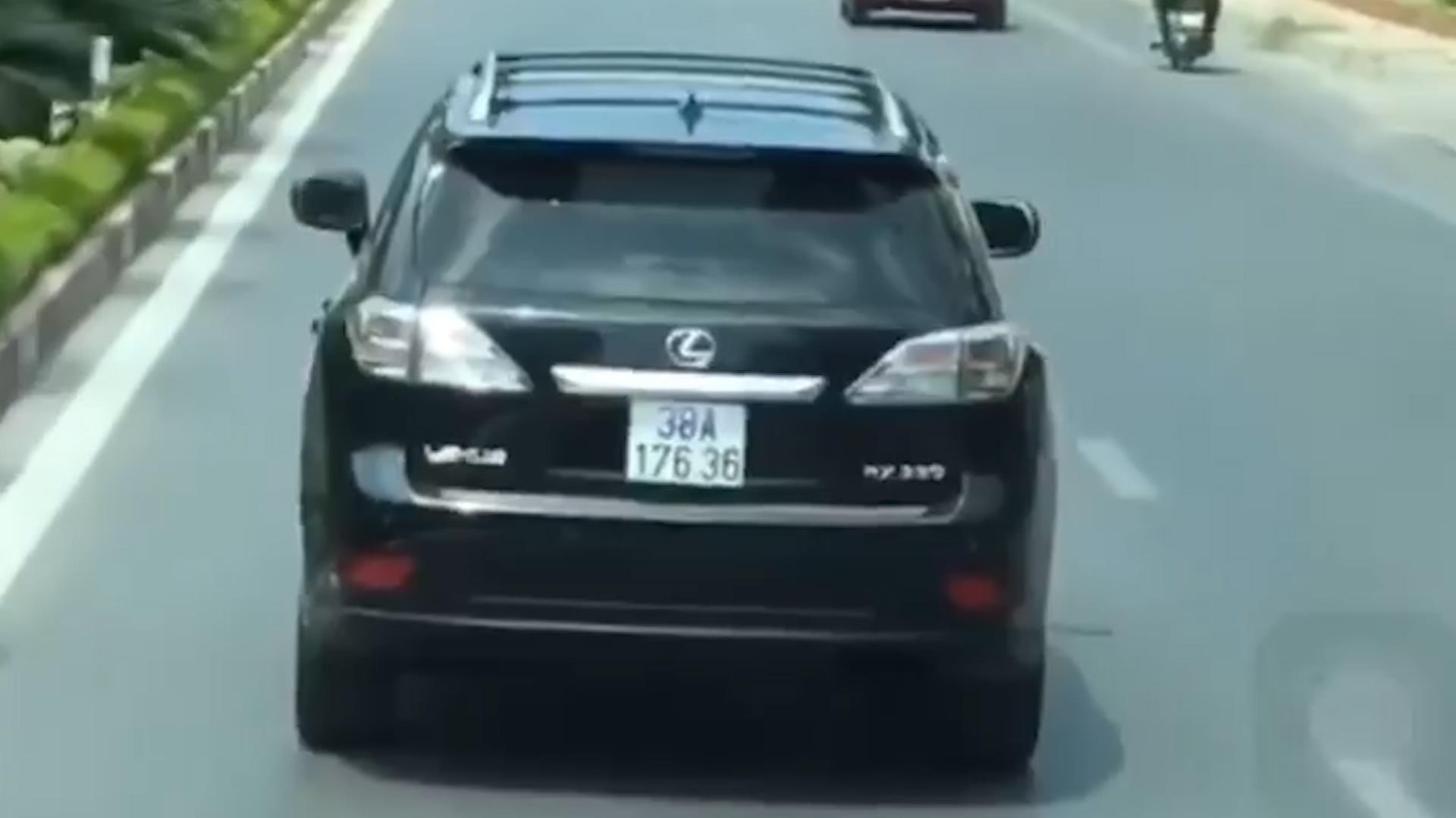 Tai xe Lexus o Vinh quyet khong nhuong duong xe cuu hoa hinh anh