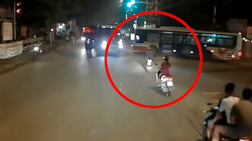 Giat minh voi tieng coi xe ben, thanh nien bo cua chay lay nguoi hinh anh