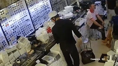 Trom dien thoai giua cua hang dong nguoi hinh anh