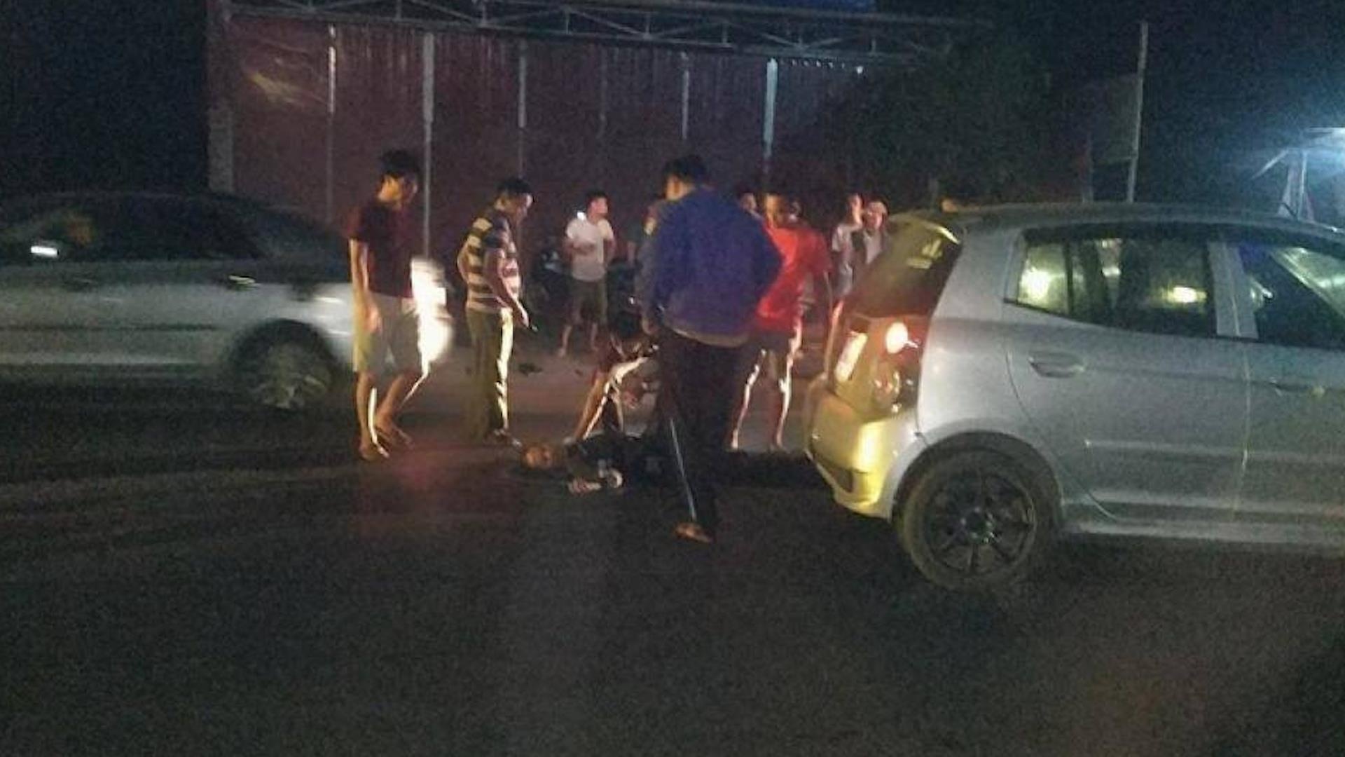 Dung giua duong, nguoi dan ong bi oto huc vang hang chuc met hinh anh