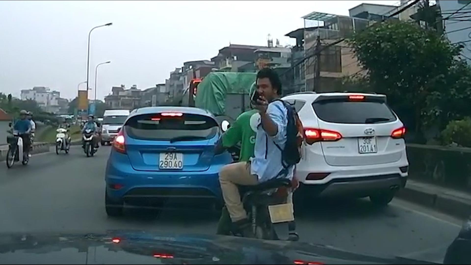 Khach tay di xe om cong nghe nho nuoc bot khieu khich nguoi di duong hinh anh