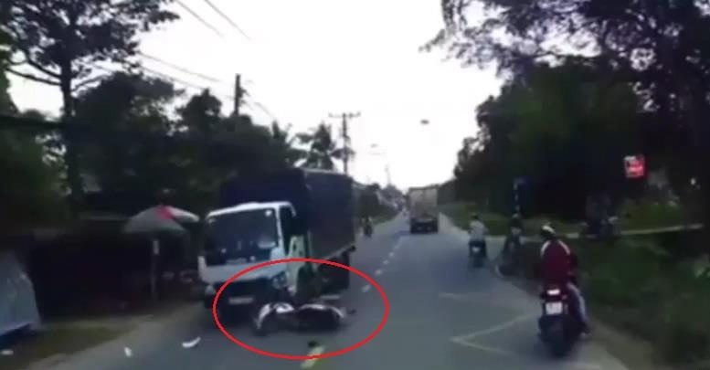 Xe may lao vao dau oto sau va cham voi duoi xe tai hinh anh