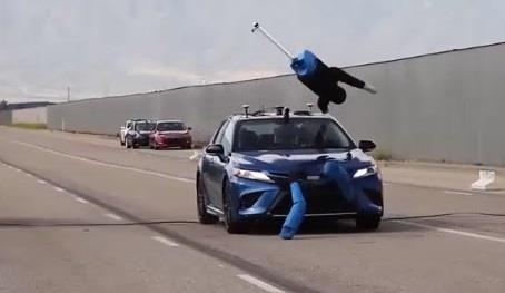 Xe dam nguoi di bo trong thu nghiem phanh khan cap hinh anh