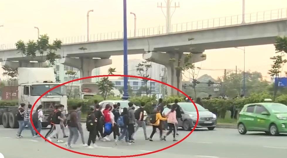 Sinh vien, cong nhan bang qua duong gay mat an toan giao thong hinh anh