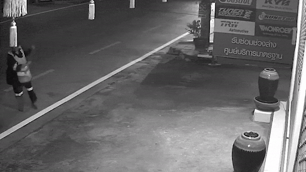 Oto phong toc do cao, suyt tong trung nguoi lao cong hinh anh