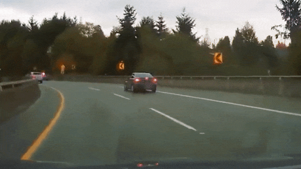 Tai xe oto mat tap trung, lai xe dam vao xe canh sat hinh anh