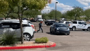 Oto van hanh khi khong co nguoi nao tren xe gay loan duong pho hinh anh