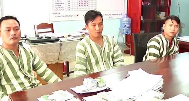 Hang tram cong nhan bi cam no bang the ATM hinh anh