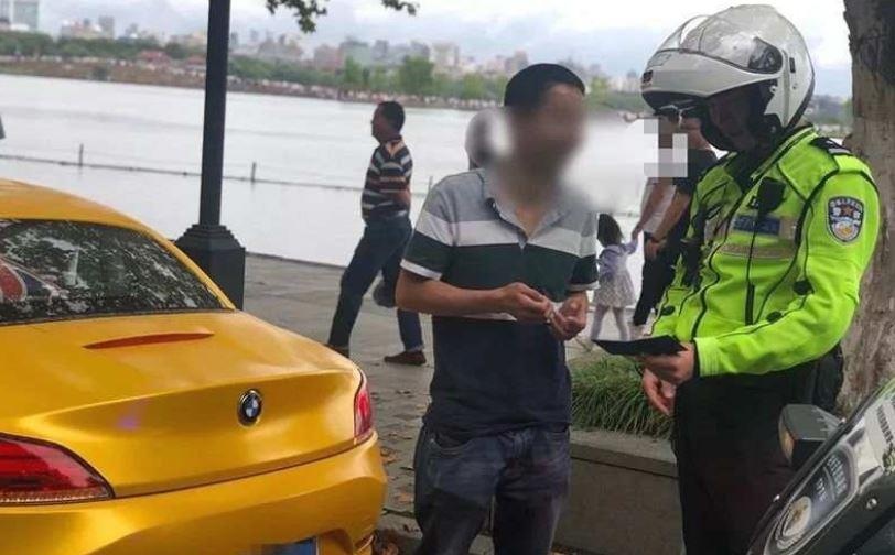 Bi canh sat bat phat vi do 16 ong xa cho BMW Z4 hinh anh