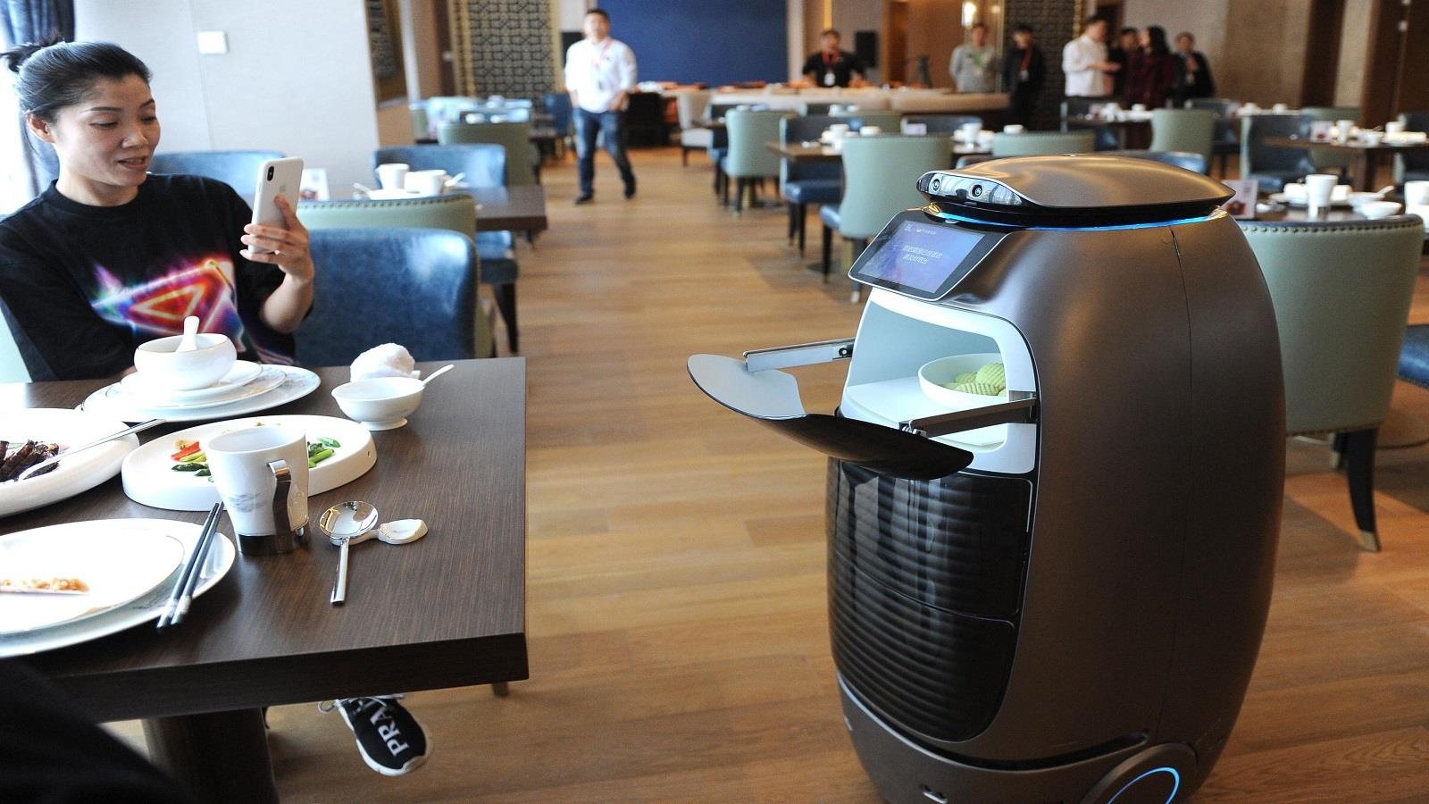 Ben trong khach san van hanh boi robot cua Alibaba hinh anh