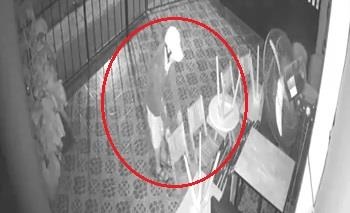 Trom len vao nha nguoi dan lay do trong dem hinh anh