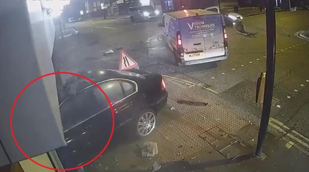 Co vuot den do, lai oto gay tai nan roi bo di hinh anh