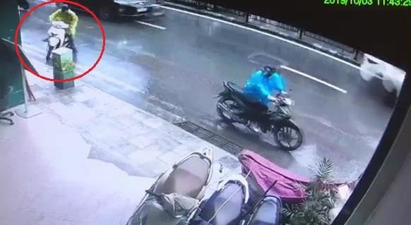 Canh trom be khoa xe SH chua den 20 giay o Ha Noi hinh anh