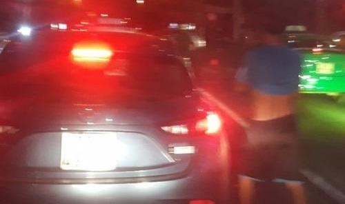 Tieu tien giua duong, tai xe bi phat 900.000 dong hinh anh