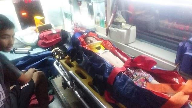 Be trai 4 tuoi may man song sot sau khi nga xuong tu tang 10 hinh anh