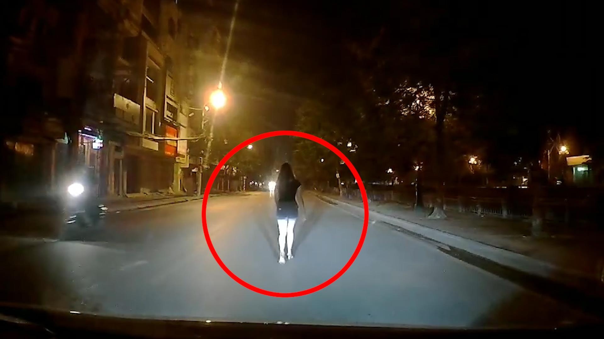 Co gai mot minh di bo truoc oto hinh anh