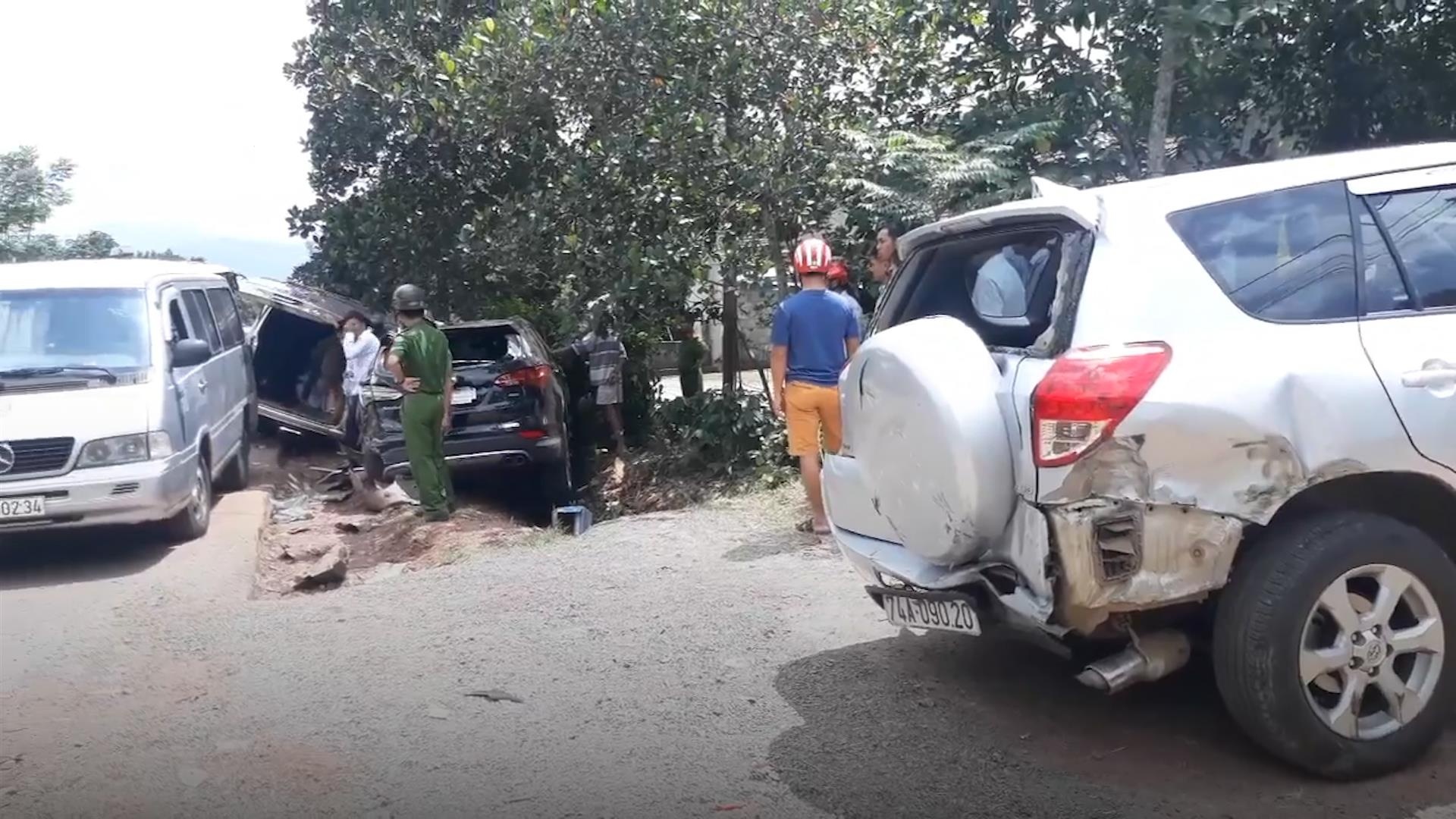 Tai nan lien hoan giua 3 oto va mot xe container, 3 nguoi bi thuong hinh anh