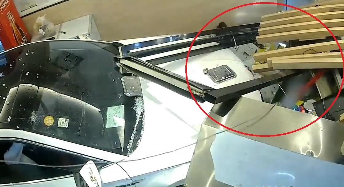 Oto mat lai lao vao nha hang tong 2 le tan nhap vien hinh anh