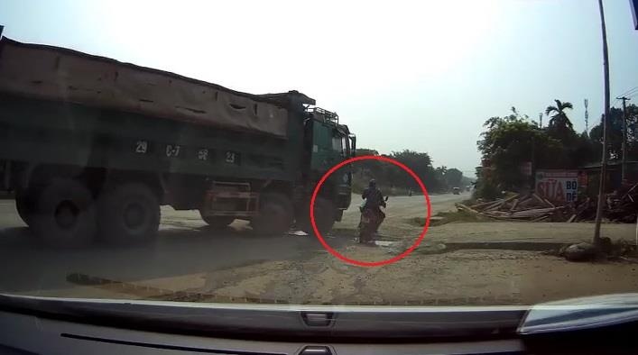 Di vao diem mu cua xe tai, nguoi phu nu di xe may bi can trung hinh anh